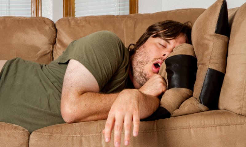 בת הזוג שלחה אתכם לישון בסלון? יש פתרון לנחירות