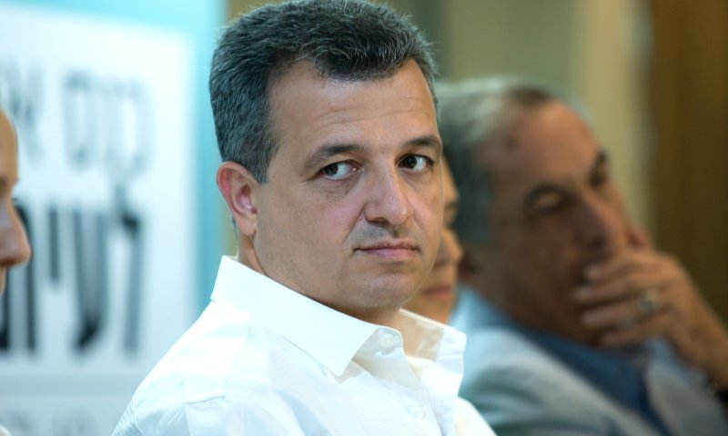 "מוותר על איסור הפרסום": זה ראש העיר שנחקר היום