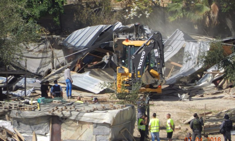 הלחץ עובד: נהרס המבנה הפלסטיני הלא חוקי. צפו