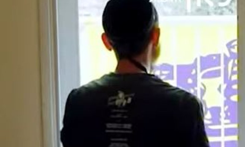 בגלל הנטיות של החזן &ndash; הרב ביקש לצאת מהתפילה. צפו