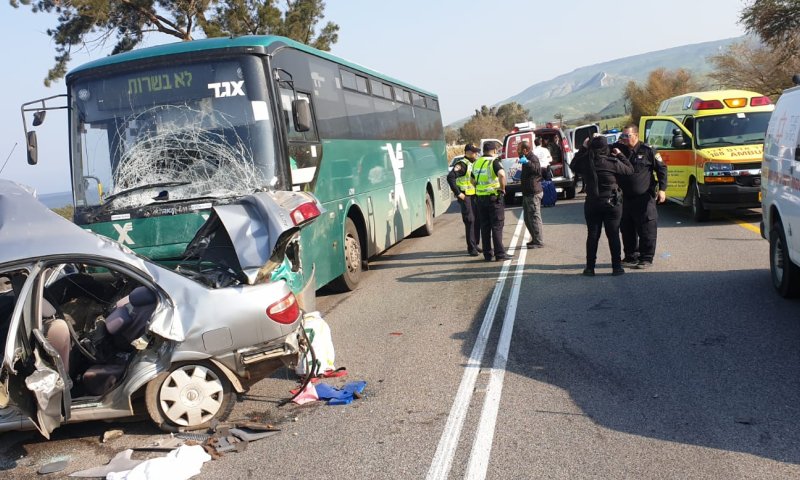הרוגה ושבעה פצועים בהתנגשות בין רכב ואוטובוס