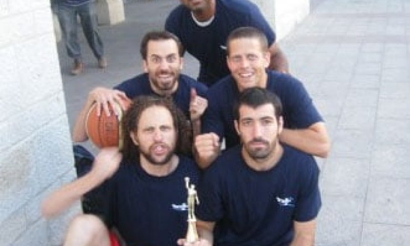 יש אליפות: רדיו גלי ישראל כיסחו את תחנת גלי צה"ל