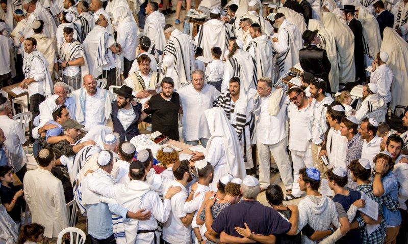 הרב אבינר: גבר שהתחתן עם גבר לא מצטרף למניין