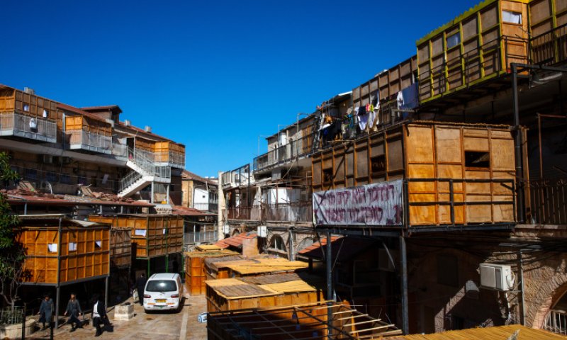 ארבעה פצועים בקריסת סוכה בירושלים