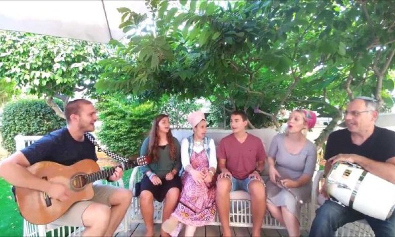 מקסים: מאש-אפ שירי חנוכה; האזינו