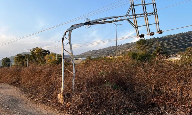 תיעוד נדיר: עמוד מתח גבוה התכופף מעוצמת הרוח
