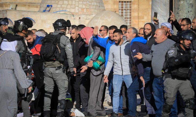 אבנים, ברזלים ומחסומים &ndash; ערבים הציתו את הר הבית