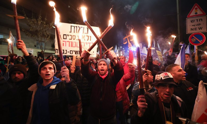 מאות מפגינים עם לפידים מול בית ראש הממשלה