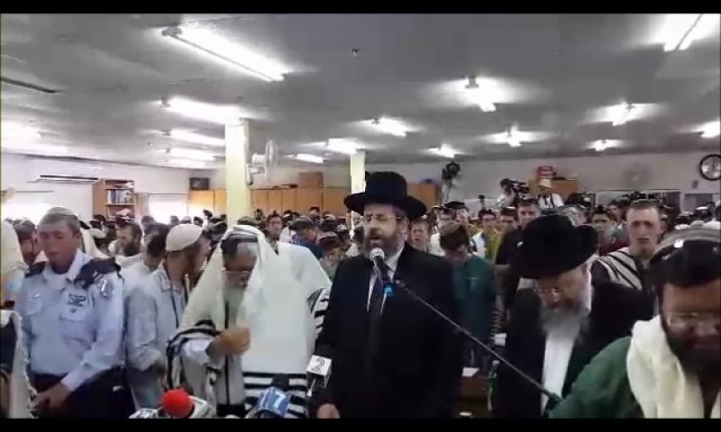 צפו: תפילה קורעת לב בישיבת מקור חיים