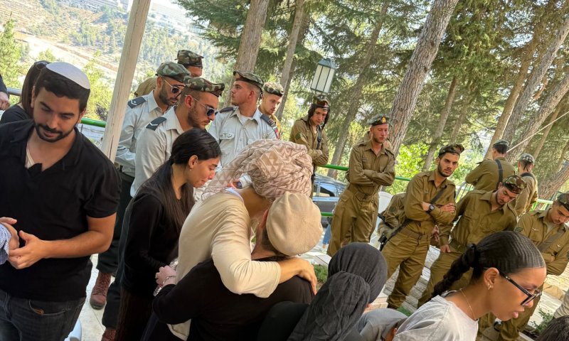 שתי האמהות של הלוחמים החרדים נפגשו על קברי בניהן