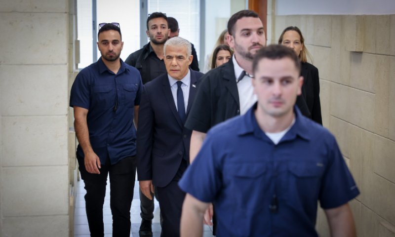 משפט נתניהו: יאיר לפיד הגיע לבית המשפט