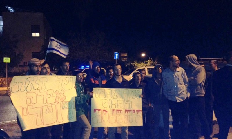 "אל תישאר בממשלה שהורסת בית כנסת"