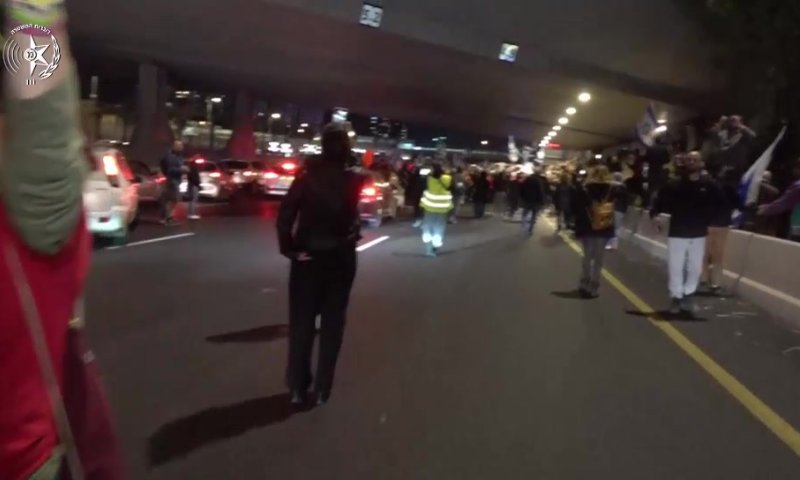 צפו: מפגינים שוב חוסמים את איילון צפון