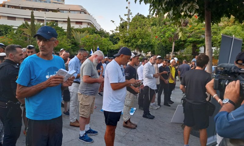 תפילת מחאה בכיכר דיזינגוף: "למה רק ליהודים אסור?"