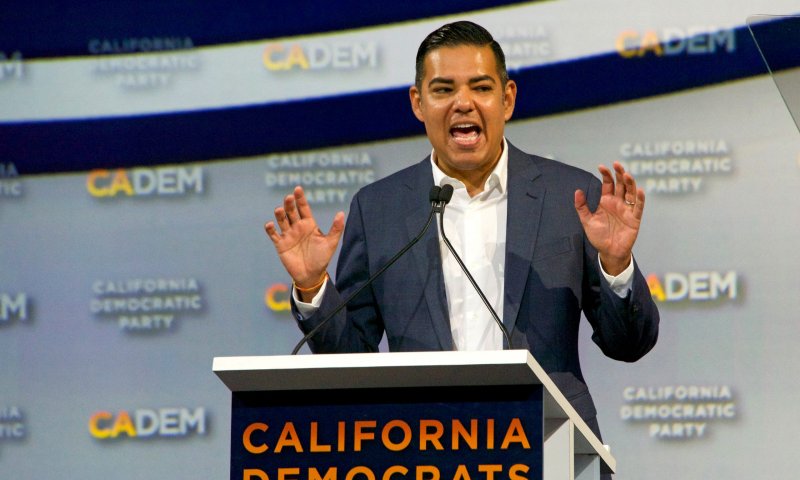 במקום תנ"ך: חבר הקונגרס יושבע על חוברת סופרמן