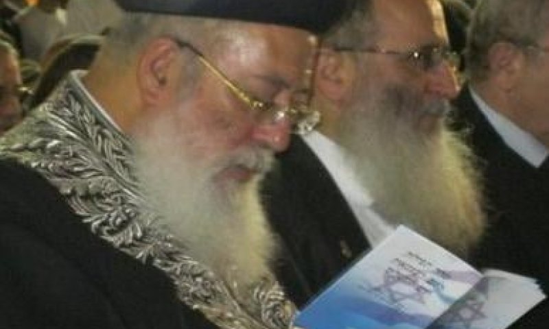 הרב עמאר הגיע לתפילת יום העצמאות ואסר לברך על ההלל