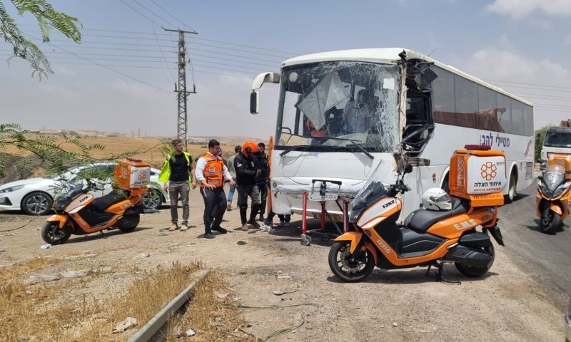 משאית פגעה באוטובוס ביד מרדכי, 27 פצועים במקום