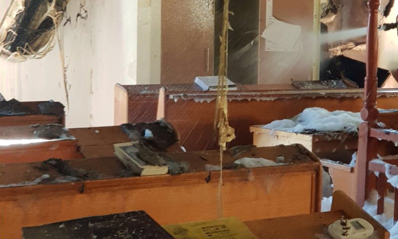בית הכנסת בכפר גדעון עלה באש &ndash; ספרי התורה ניצלו