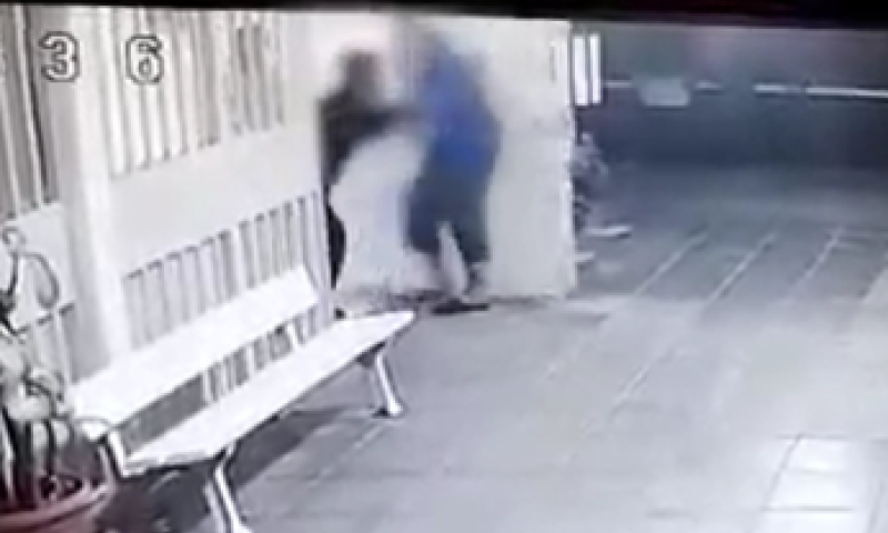 ללא רחמים: תוקפים קשיש בפתח ביתו ונמלטים. צפו