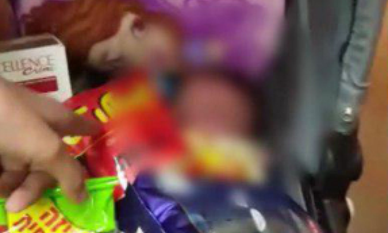 תיעוד: ניסו לגנוב מוצרים בעגלה, התינוק כמעט נחנק