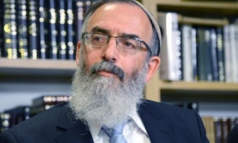 "רב קהילה שעושה זאת עובר על איסורים רבים"