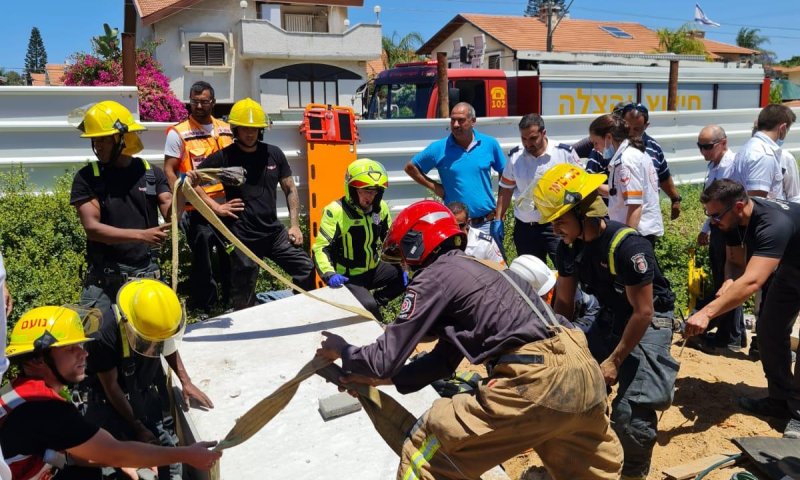 ארון ציוד מבטון ובטונדה נפלו על שני פועלים ביבנה