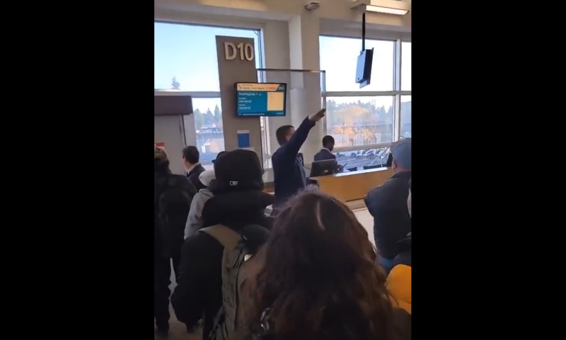 צפו במהומה לפני הטיסה: "עופו לתאי הגזים"