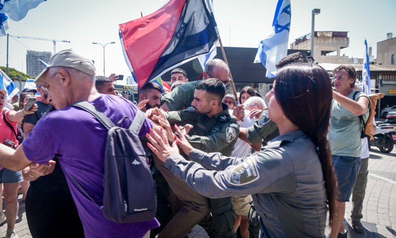 הפגנת השמאל בת"א: מפגין תקף שוטר, עצורים במקום