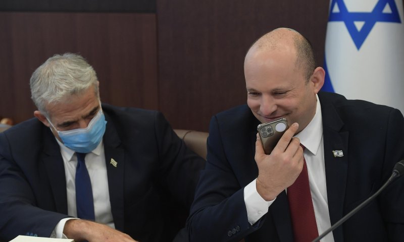 "מספר אחת בעולם": בנט והרצוג שוחחו עם דולגופיאט