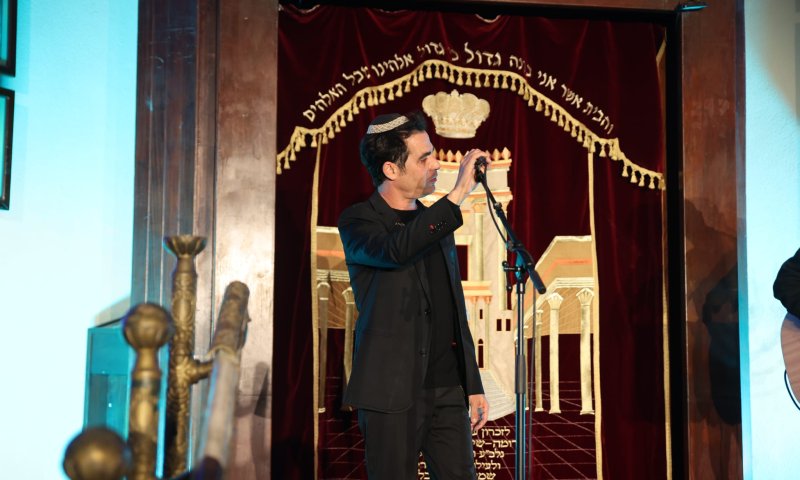עם כיפה לראשו: אביב גפן בהדלקת נרות בבית הכנסת הגדול