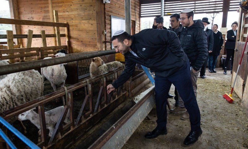 &rdquo;אמיצים&rdquo;: השר וסרלאוף ביקר בכפר הנוער החרדי