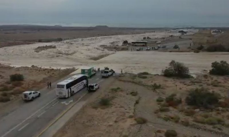 החורף כבר פה &bull; צפו: שטפון בנחל צין חסם את הכביש