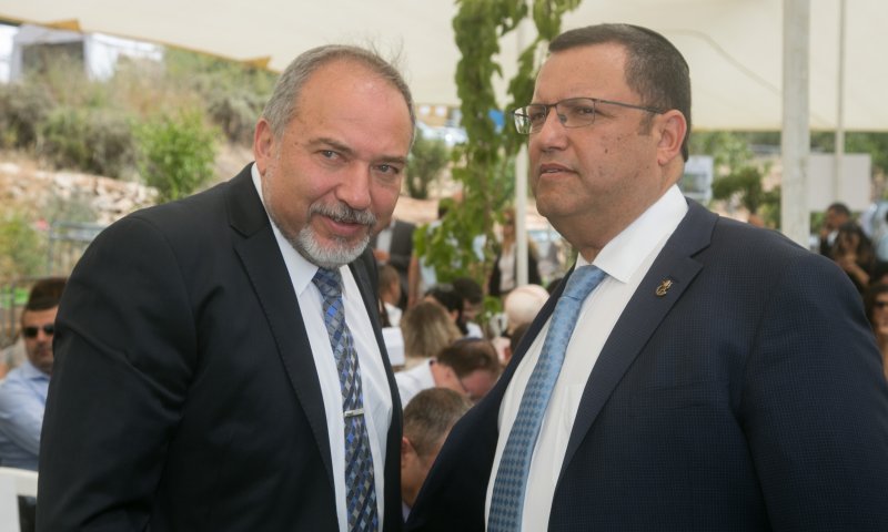 מכה למשה ליאון &ndash; אביגדור ליברמן לא יתמוך בו