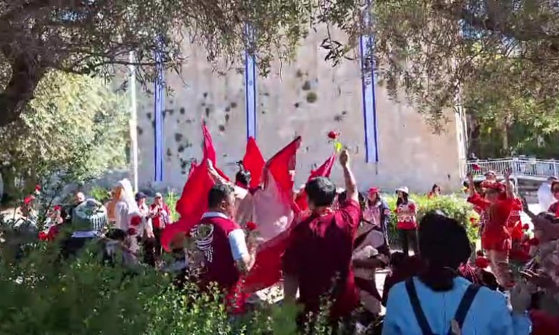 צפו: אינדונזים אוהבי ישראל רוקדים במערת המכפלה