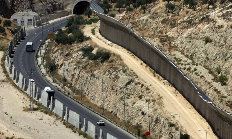 רוכבת אופנוע נהרגה בתאונה בכביש המנהרות