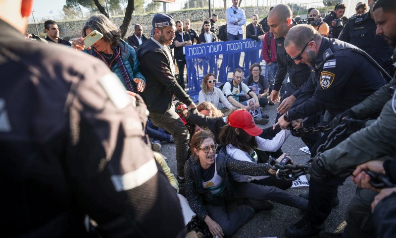 דרמה בכנסת: מפגינים ניסו לפרוץ בכוח לתוך המתחם