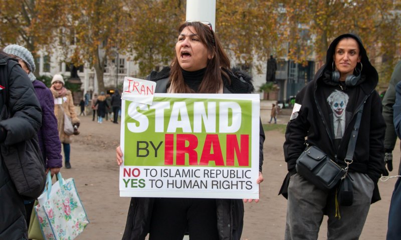 המתיחות מחריפה &ndash; בריטניה לאיראן: "אתם תעמדו לדין"