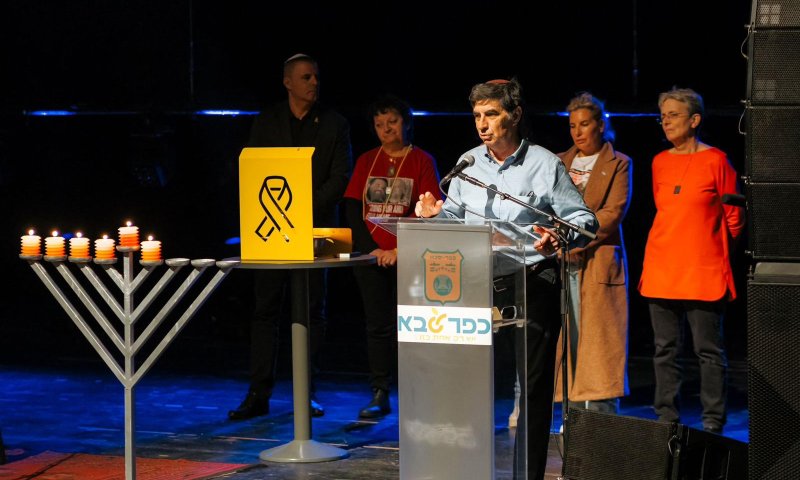 משפחות חטופים הדליקו נר חנוכה בכפר סבא: האור ינצח