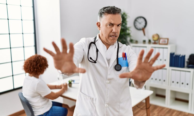 אימה במרפאה: יד אחת על התוקף והשנייה אוחזת בסכין