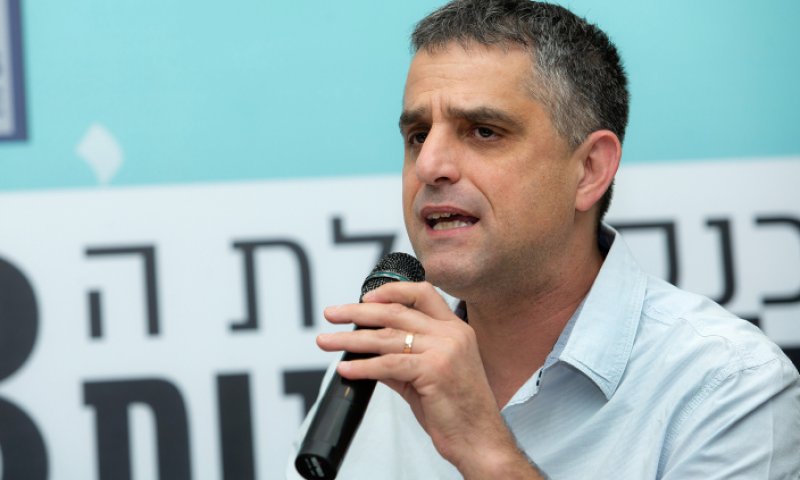 עימות בין עמית סגל לברוך קרא: "מעלה גיחוך ובוז"