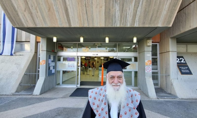 בגיל 80: איש החינוך הסרוג קיבל תואר דוקטור