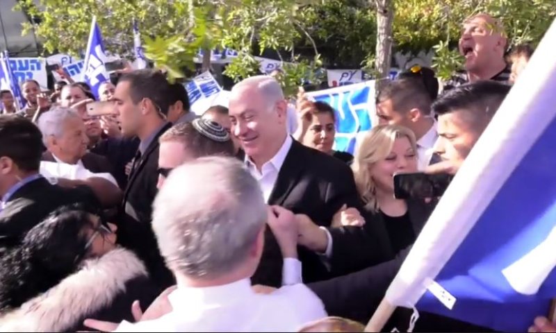 צפו: מפגן התמיכה בנתניהו ורעייתו בחזרה מאיפא"ק