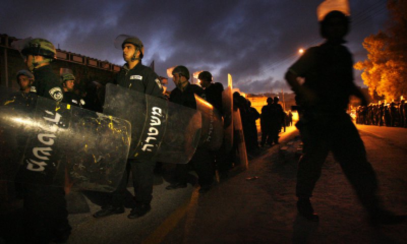 טירוף: קטינה רשמה בגיר על המדרכה תג מחיר ועוכבה לחקירה