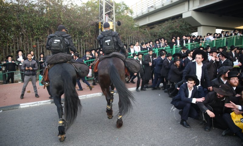 כמחאה נגד גיוס חרדים: מפגינים חסמו את כביש 4