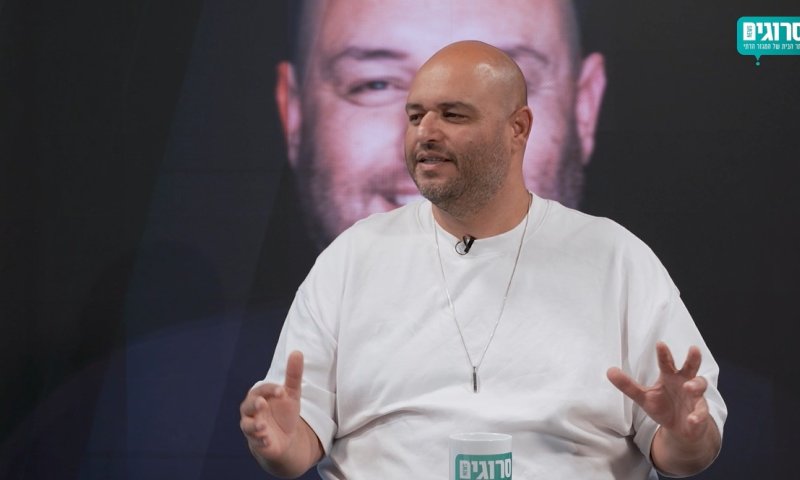 שי צברי: "אני לא מנגן, אני מלחין תוך כדי שאני שר" | ראיון