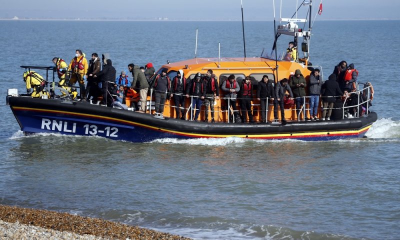 ספינת מהגרים טבעה בין בריטניה לצרפת, לפחות 8 נהרגו