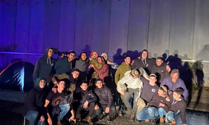 לא מוותרים: פעילים חסמו הלילה את מעבר כרם שלום