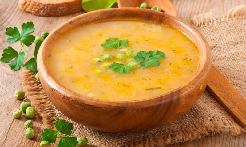 גשם בחוץ חם בפנים: מתכון למרק עדשים כתומות