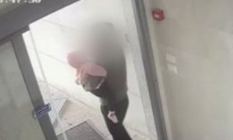 צעד מאסון: סידרה את הכובע והצילה את בתה. צפו