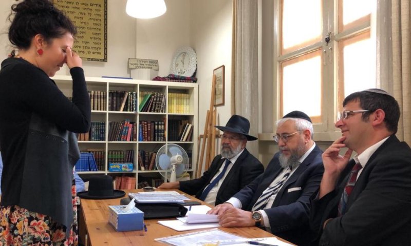 האם מרדכי היהודי פרץ את חומת הגיור?